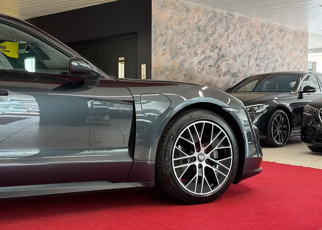 Porsche Taycan - Thumbnail 9