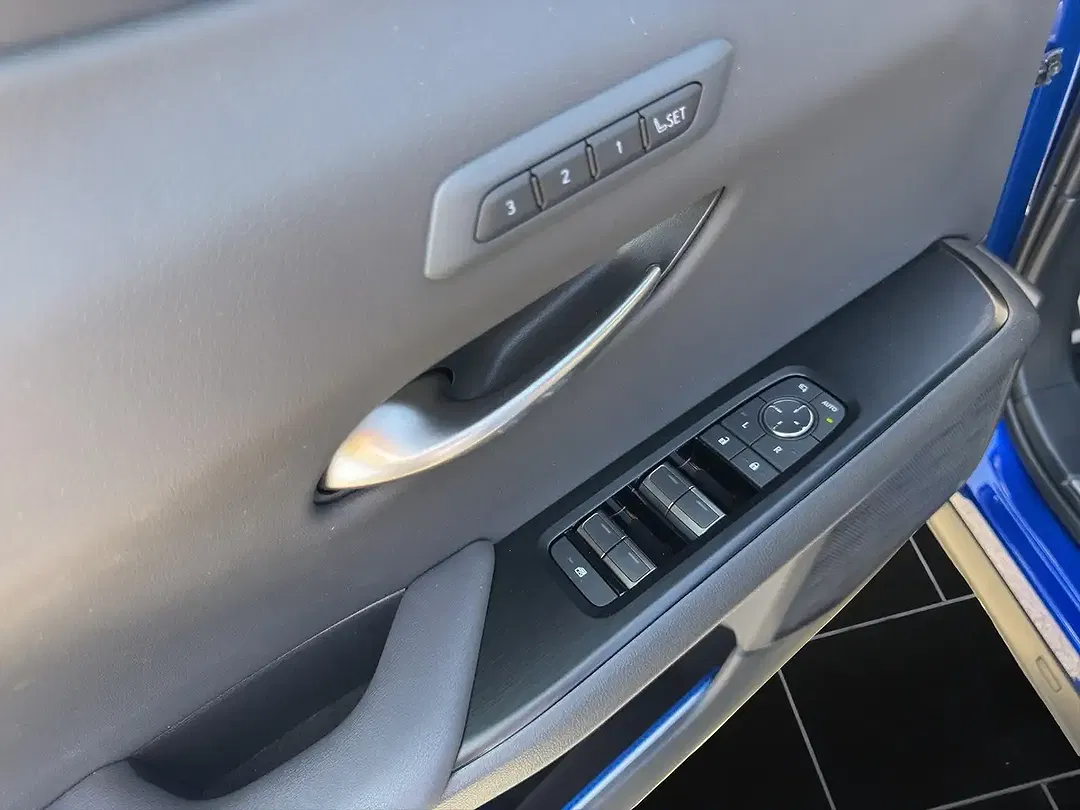 Lexus UX 250h - Thumbnail 12
