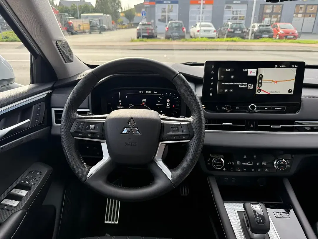 Mitsubishi Outlander - Thumbnail 13