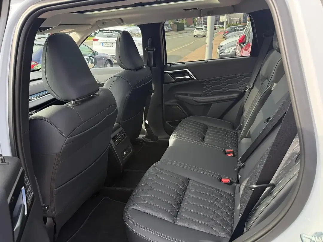 Mitsubishi Outlander - Thumbnail 9