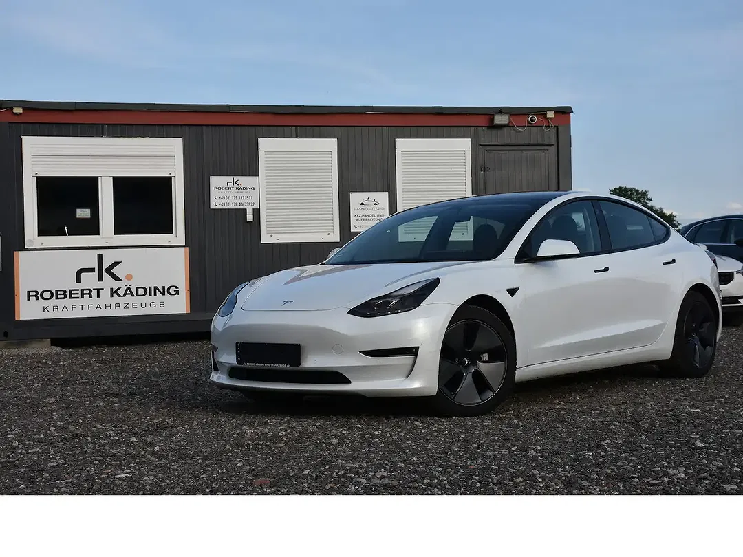 Tesla Model 3 - Thumbnail 1