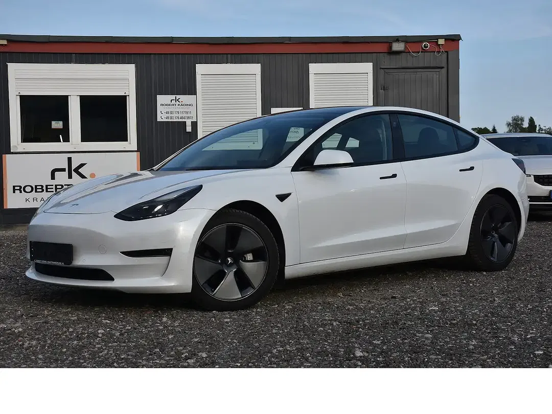 Tesla Model 3 - Thumbnail 2