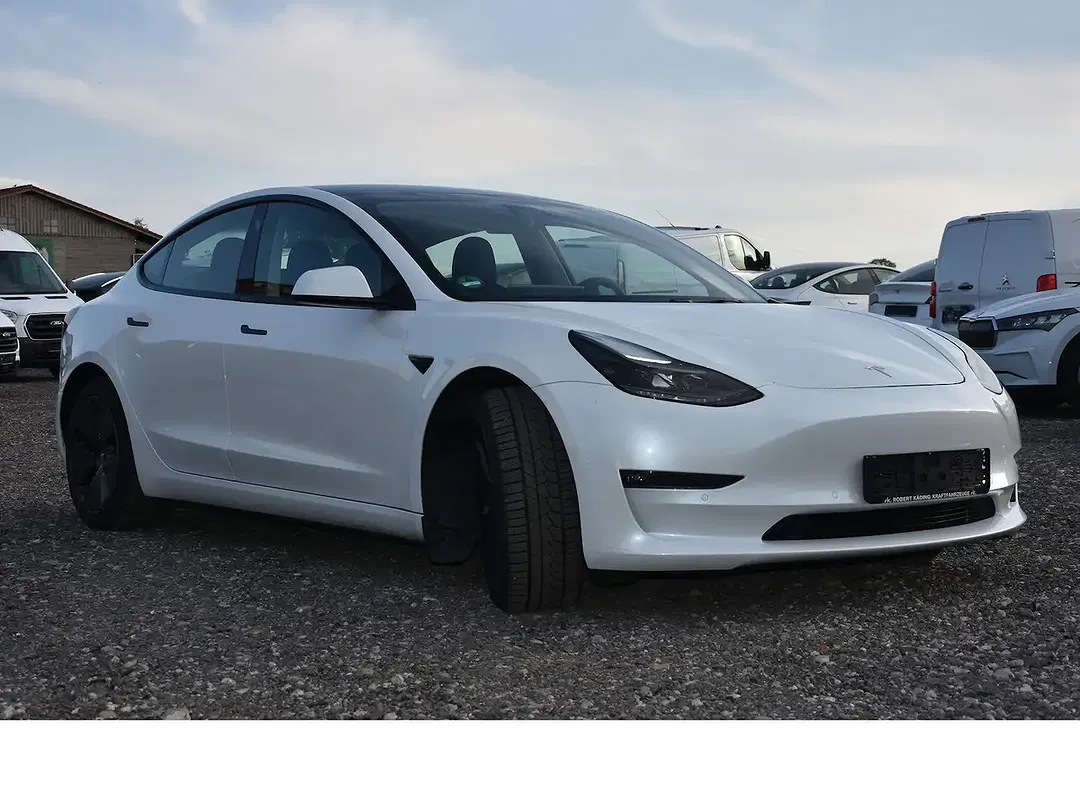 Tesla Model 3 - Thumbnail 4