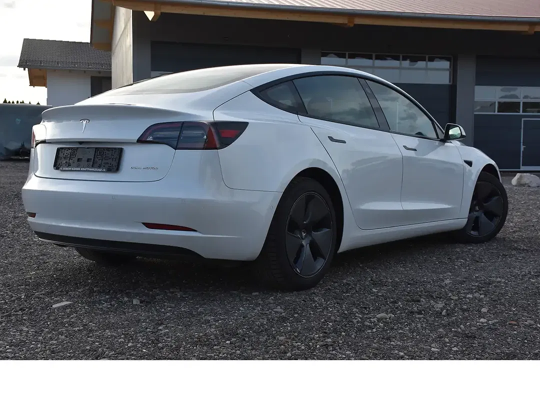 Tesla Model 3 - Thumbnail 5