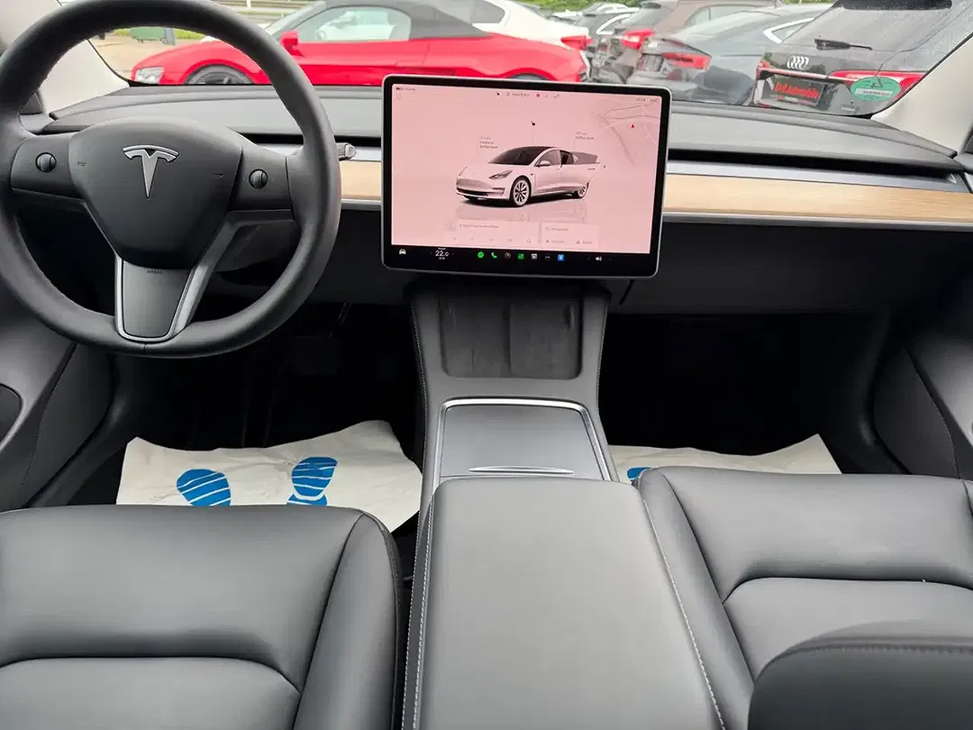 Tesla Model 3 - Thumbnail 10