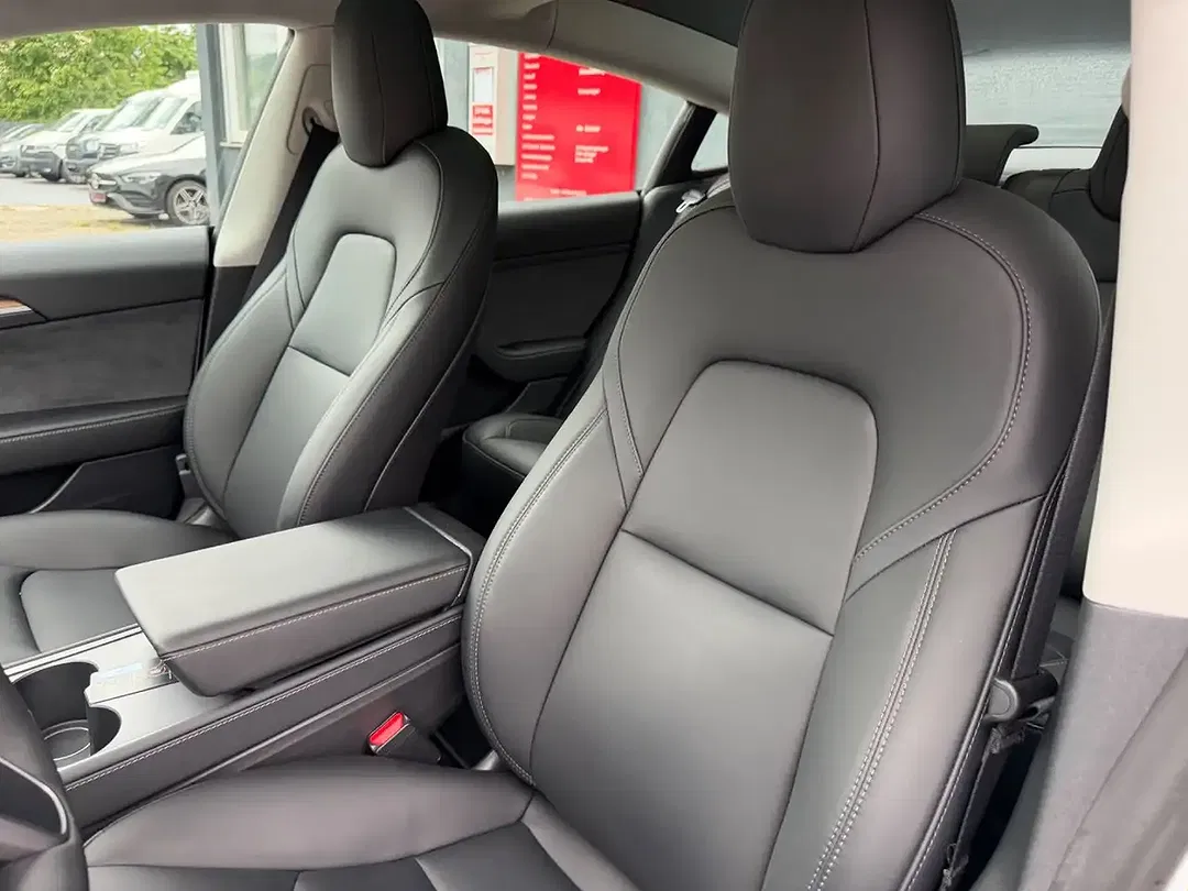 Tesla Model 3 - Thumbnail 11