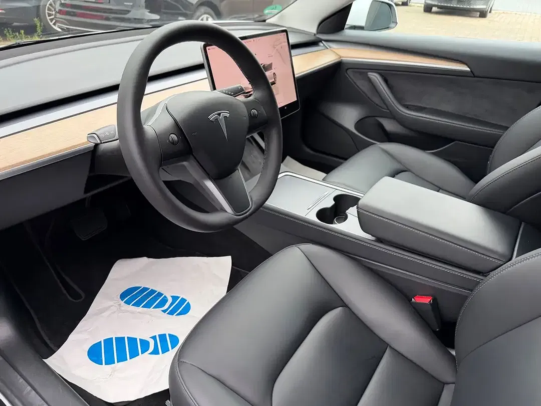 Tesla Model 3 - Thumbnail 13