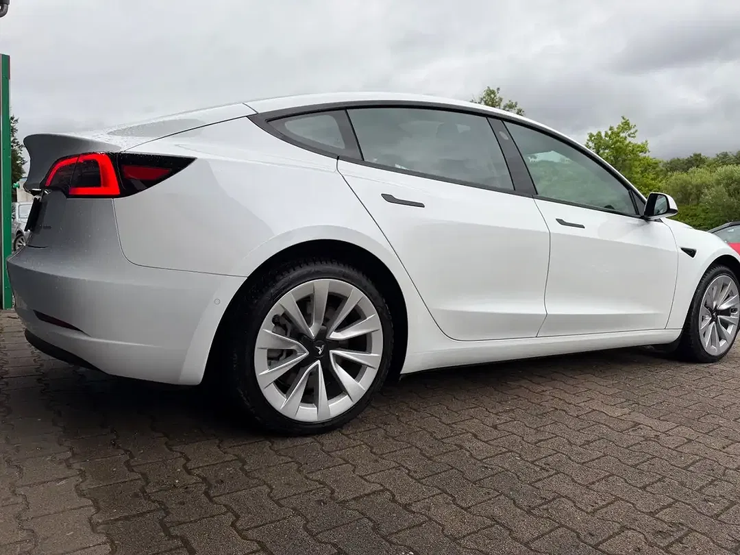 Tesla Model 3 - Thumbnail 3