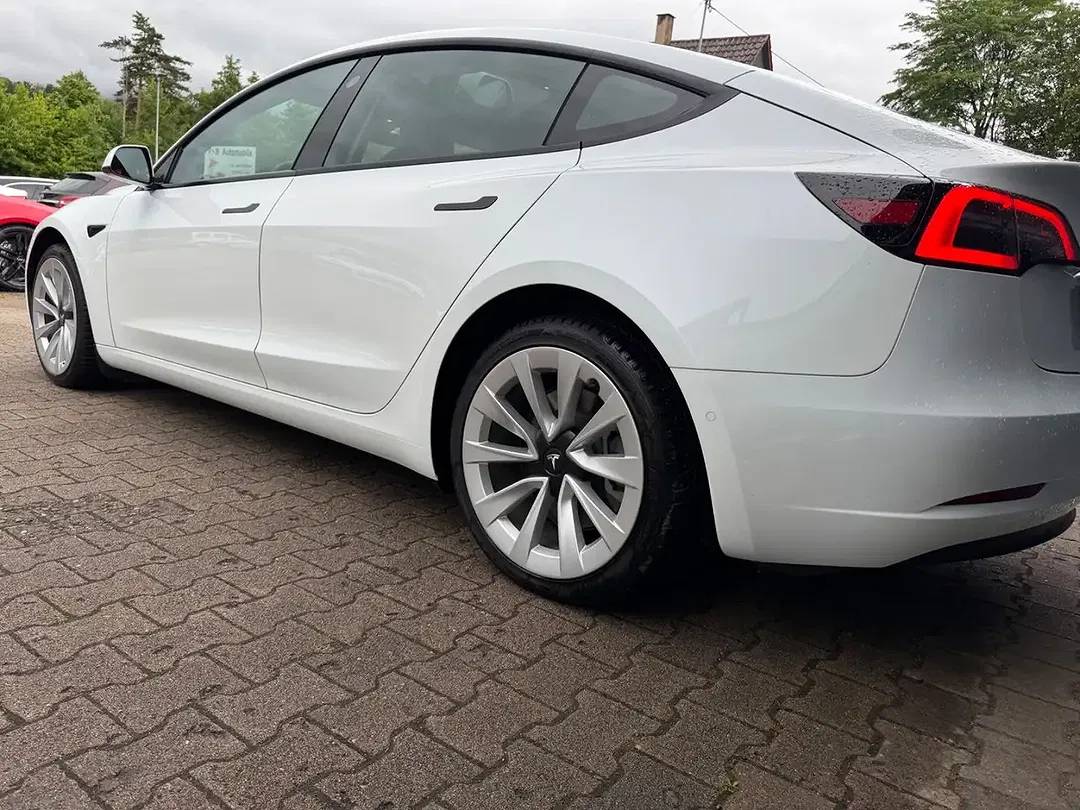 Tesla Model 3 - Thumbnail 4