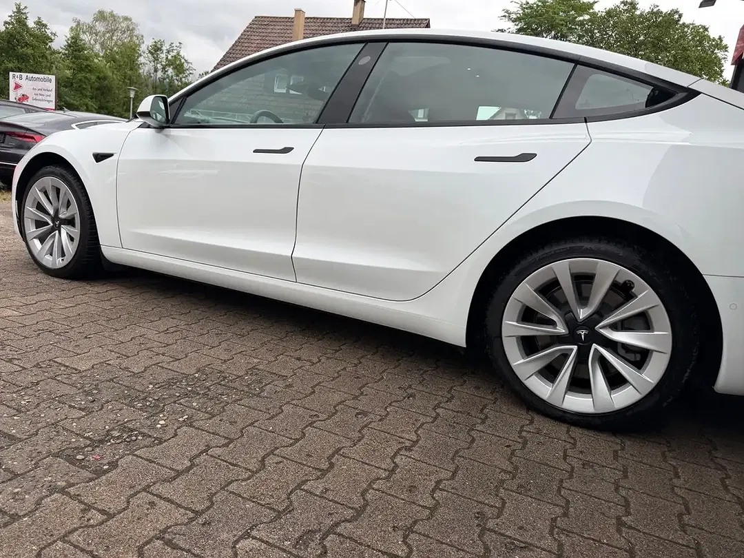 Tesla Model 3 - Thumbnail 5