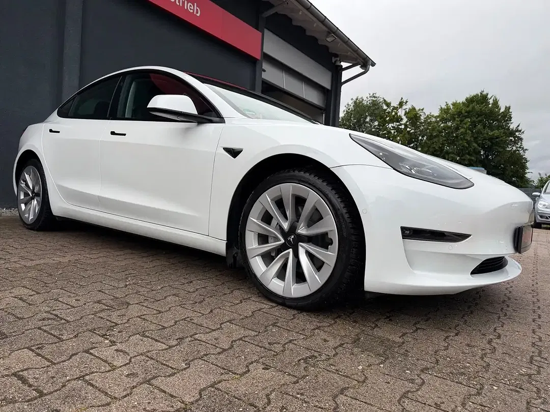 Tesla Model 3 - Thumbnail 6