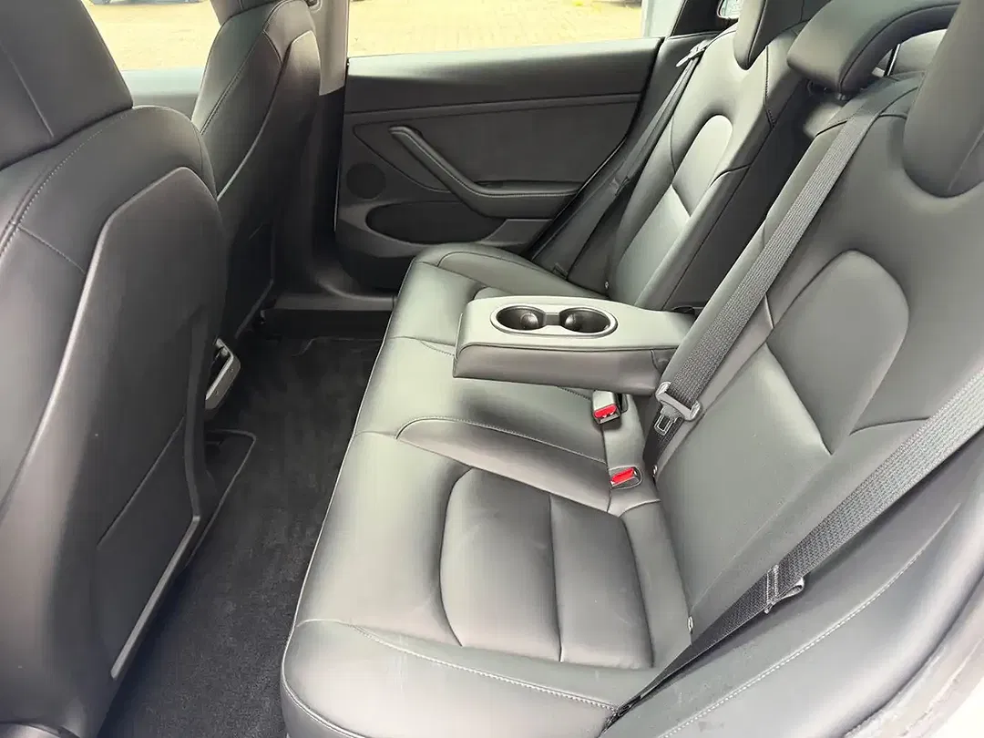 Tesla Model 3 - Thumbnail 8