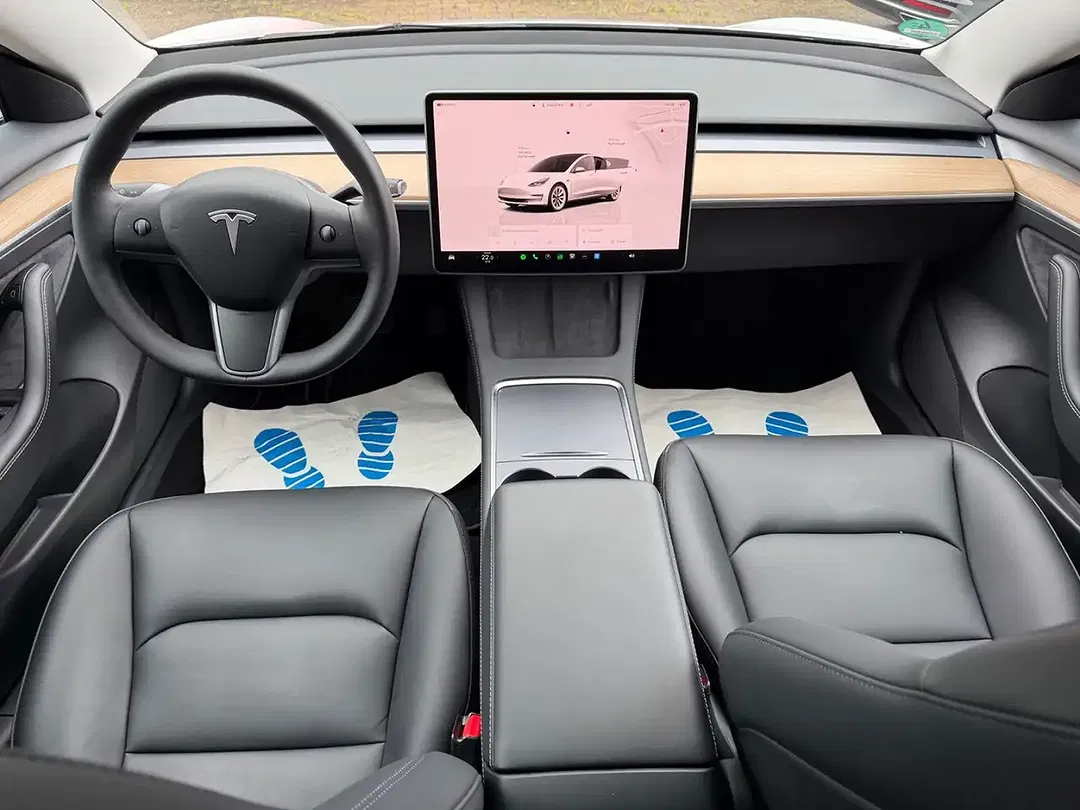 Tesla Model 3 - Thumbnail 9