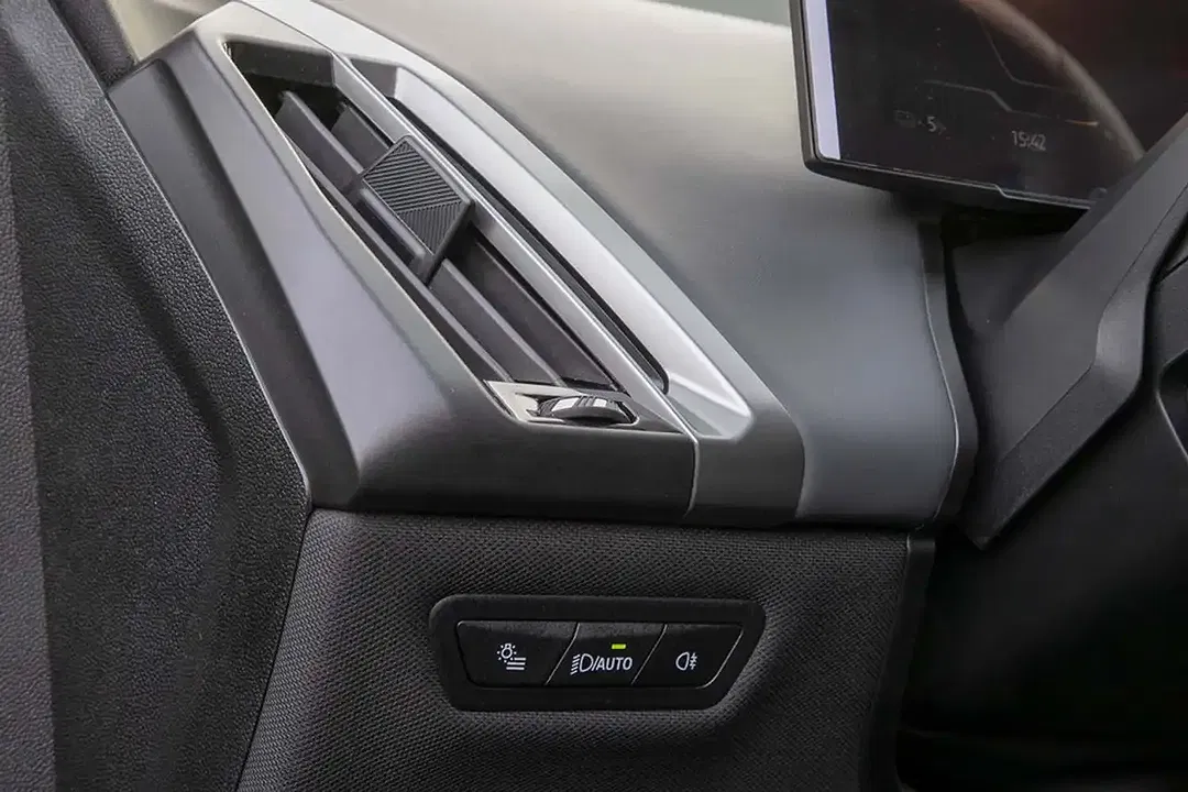 BMW iX - Thumbnail 9