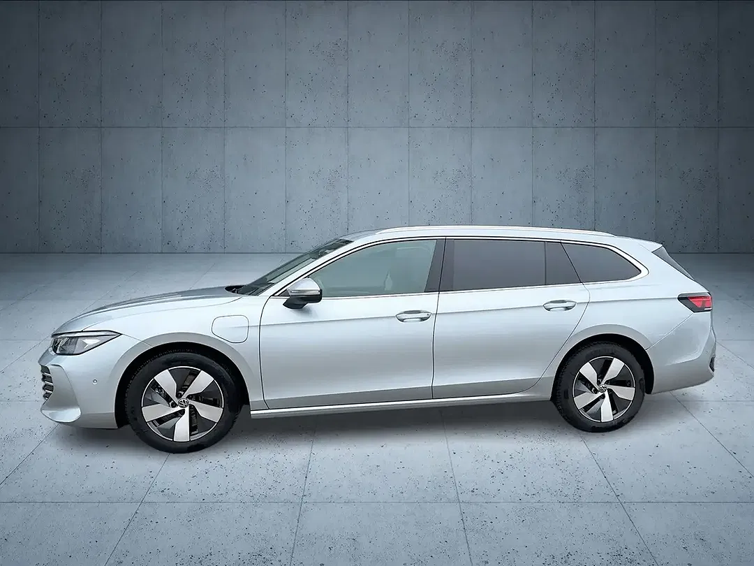 Volkswagen Passat - Thumbnail 3