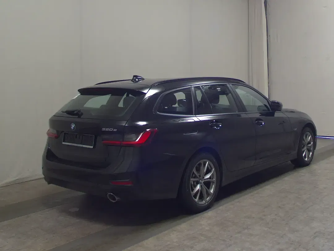 BMW 320 - Thumbnail 3