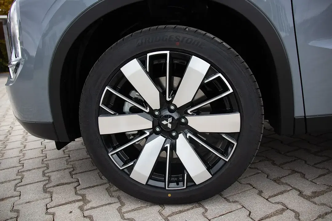 Mitsubishi Outlander - Thumbnail 7