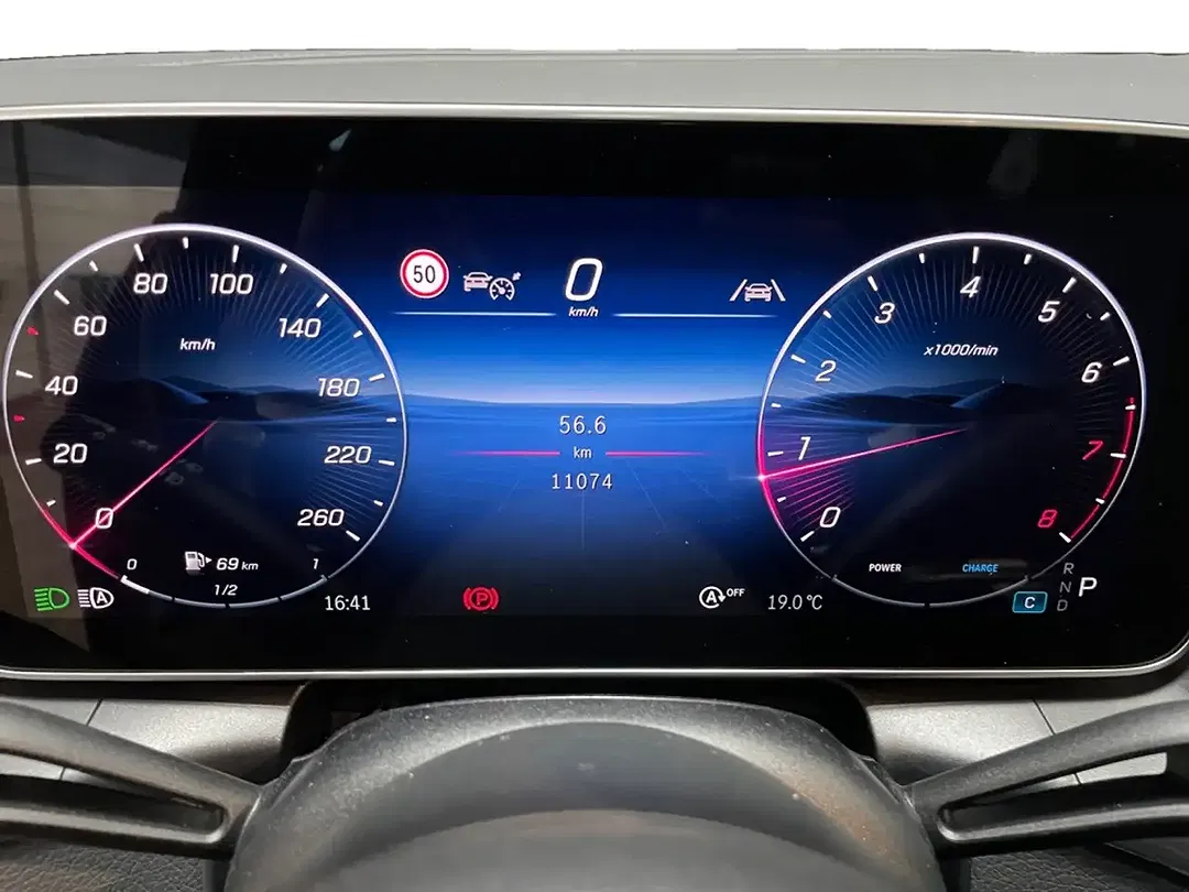 Mercedes-Benz GLC 300 - Thumbnail 12
