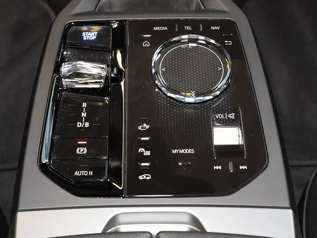 BMW iX - Thumbnail 10