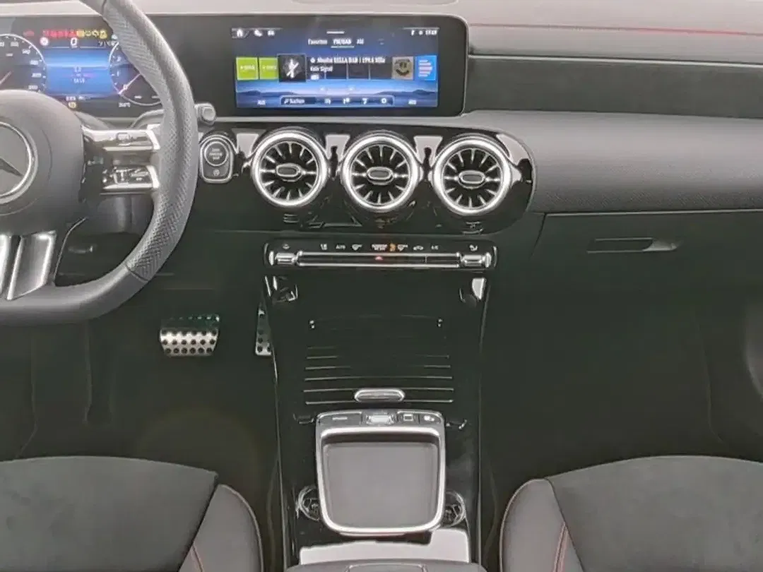 Mercedes-Benz CLA 180 - Thumbnail 4