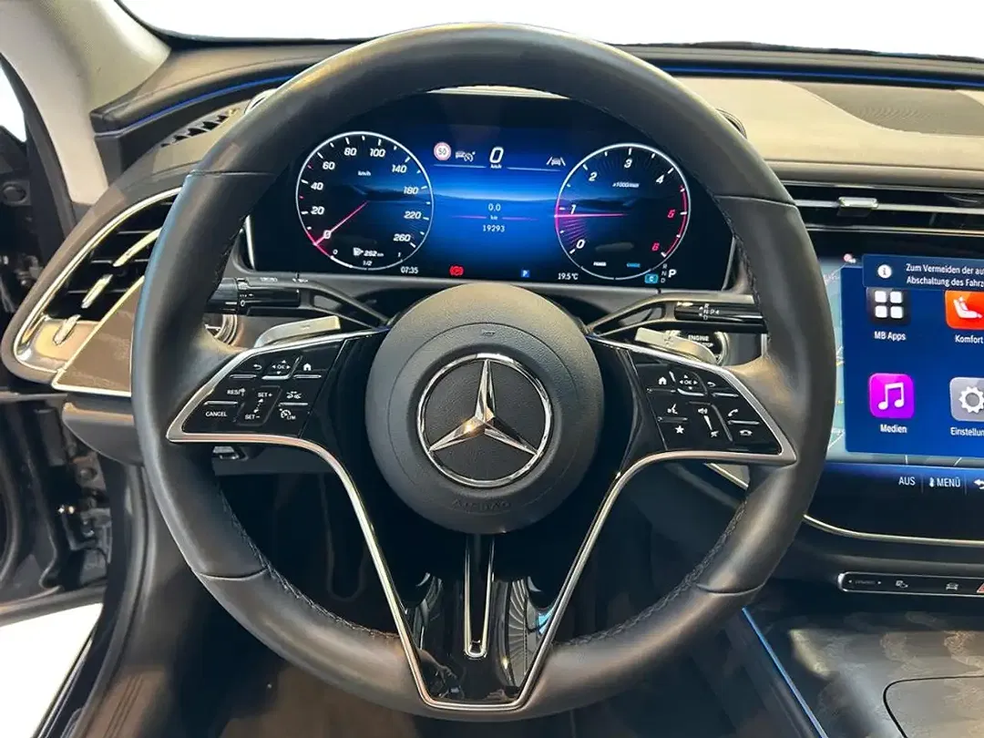 Mercedes-Benz E 220 - Thumbnail 13