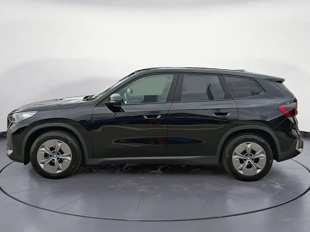 BMW iX1 - Thumbnail 3