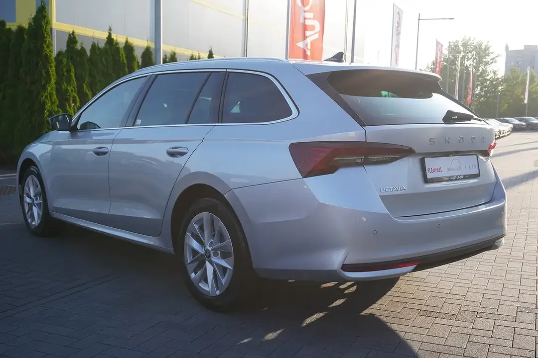 Skoda Octavia 1.5 TSI DSG Combi - foto 2