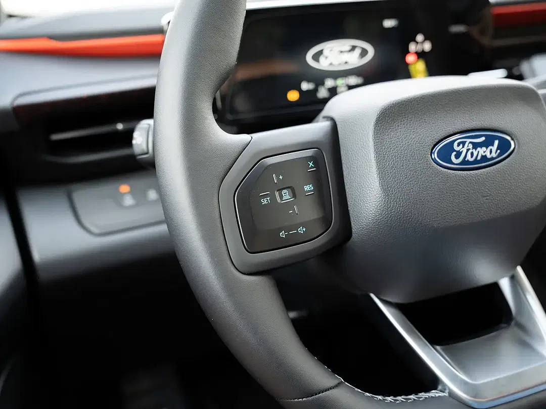 Ford Explorer - Thumbnail 16