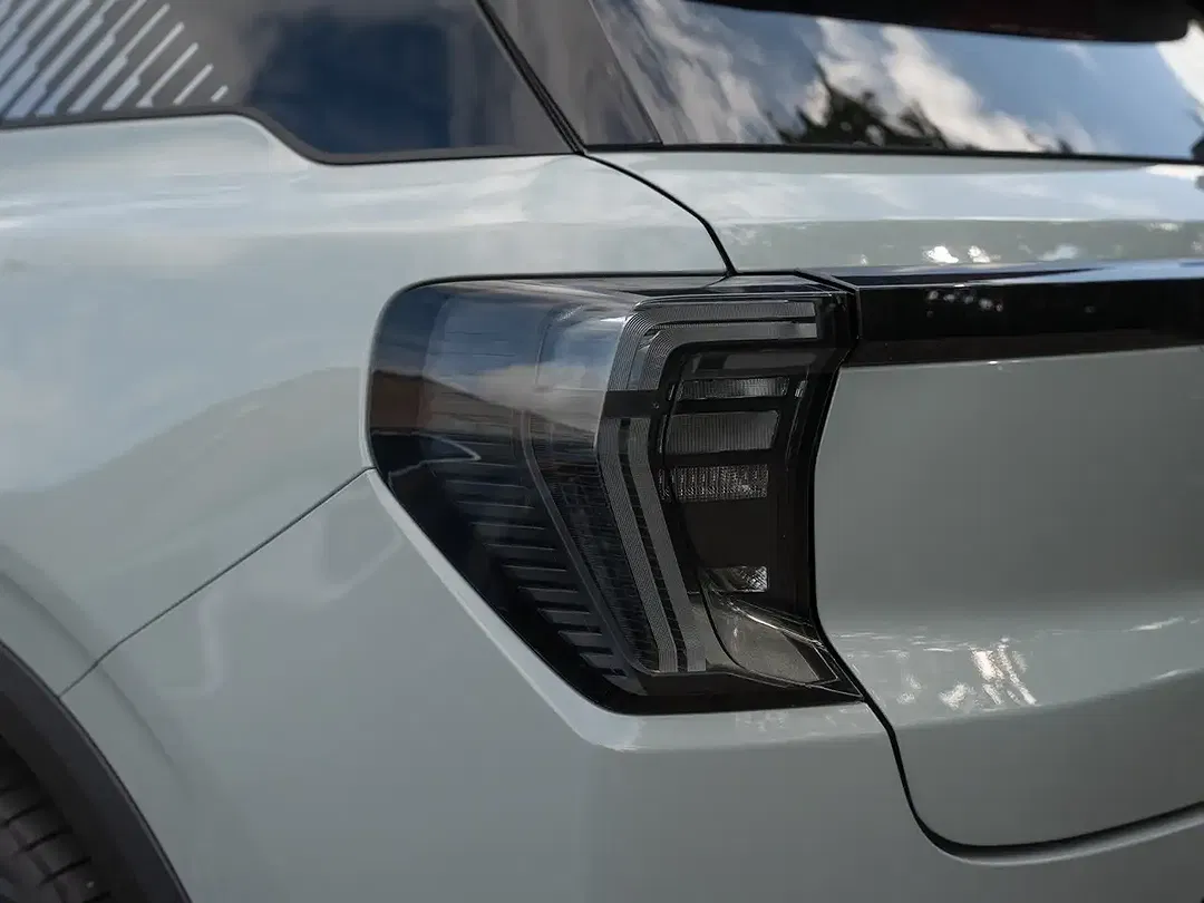 Ford Explorer - Thumbnail 19