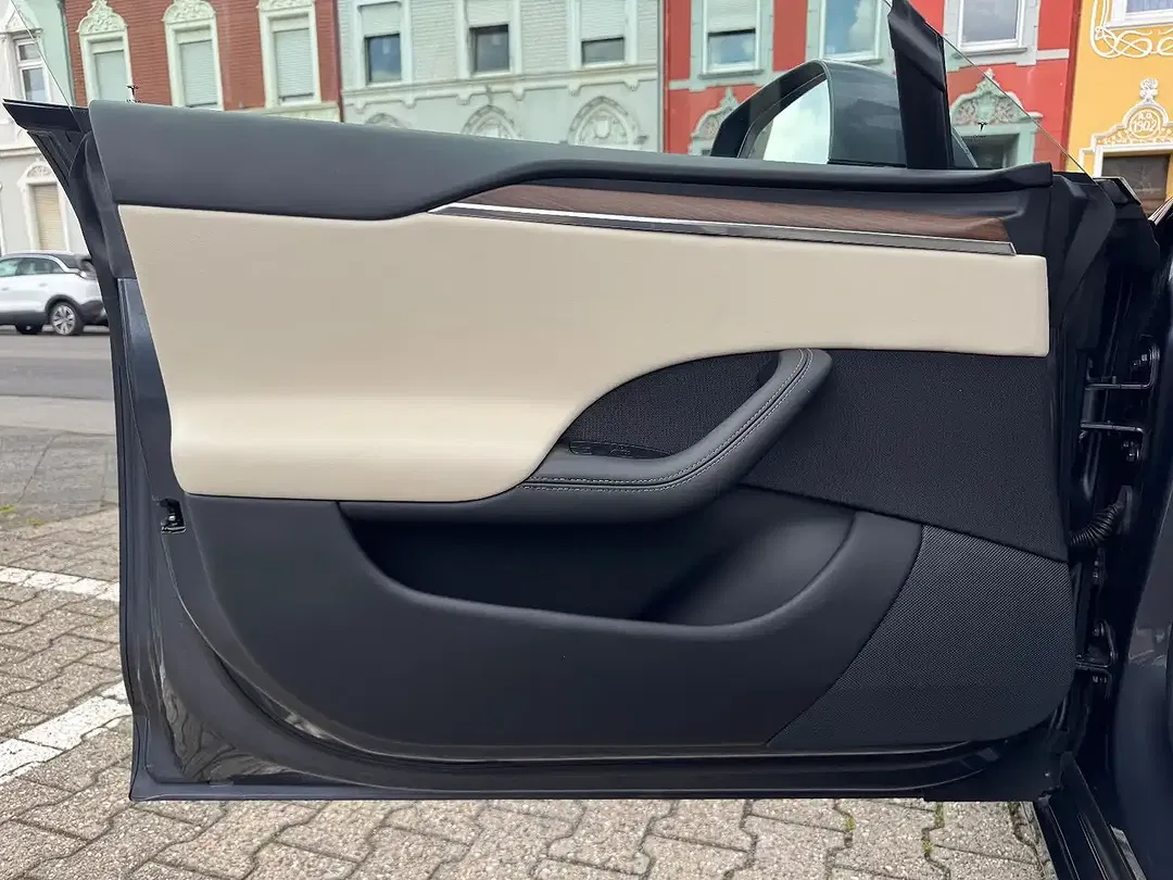 Tesla Model S - Thumbnail 11
