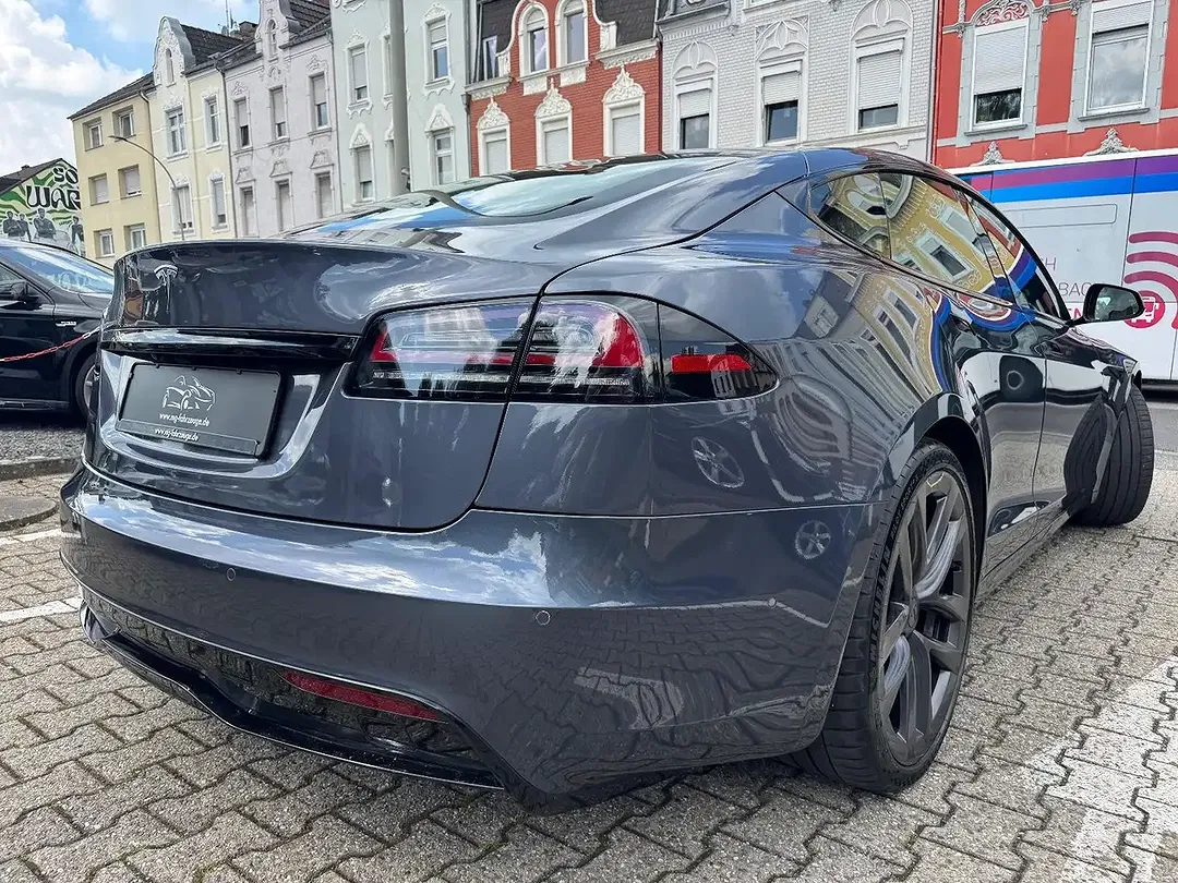 Tesla Model S - Thumbnail 3