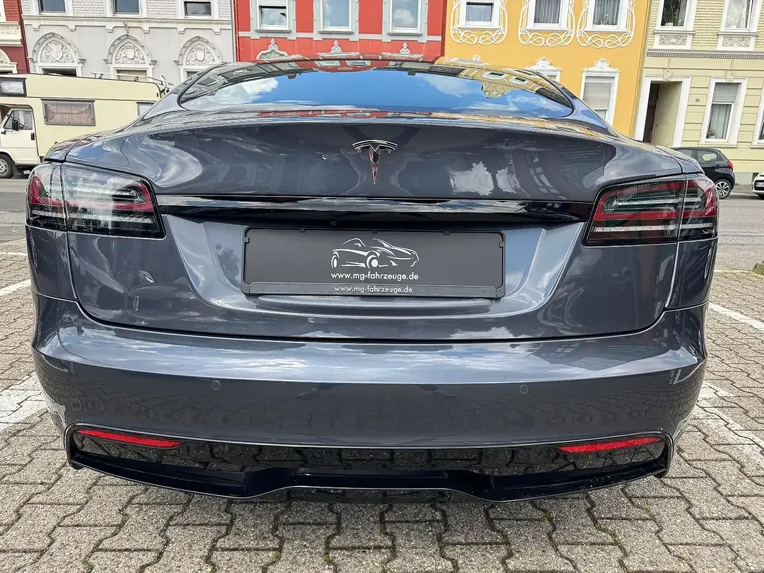 Tesla Model S - Thumbnail 4