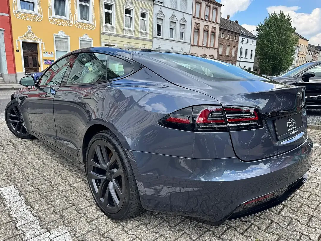 Tesla Model S - Thumbnail 5