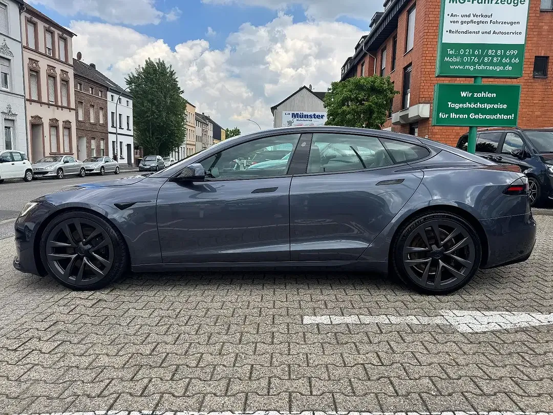 Tesla Model S - Thumbnail 6
