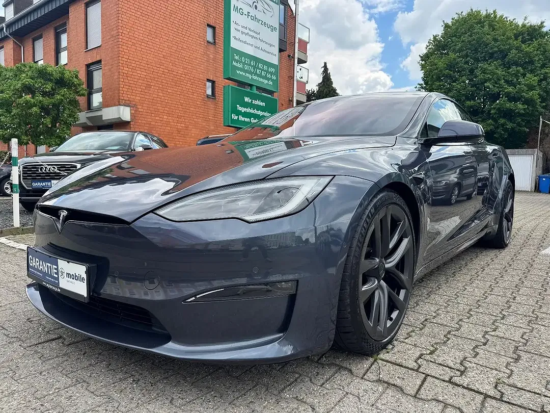 Tesla Model S - Thumbnail 7
