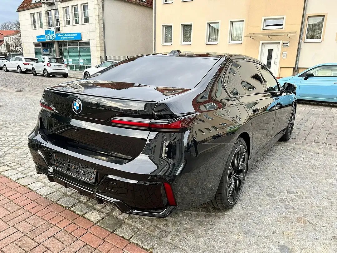 BMW i7 - Thumbnail 4