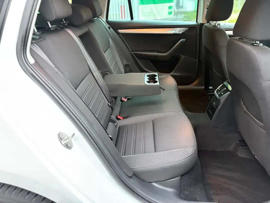 Skoda Octavia Combi Tour - foto 8