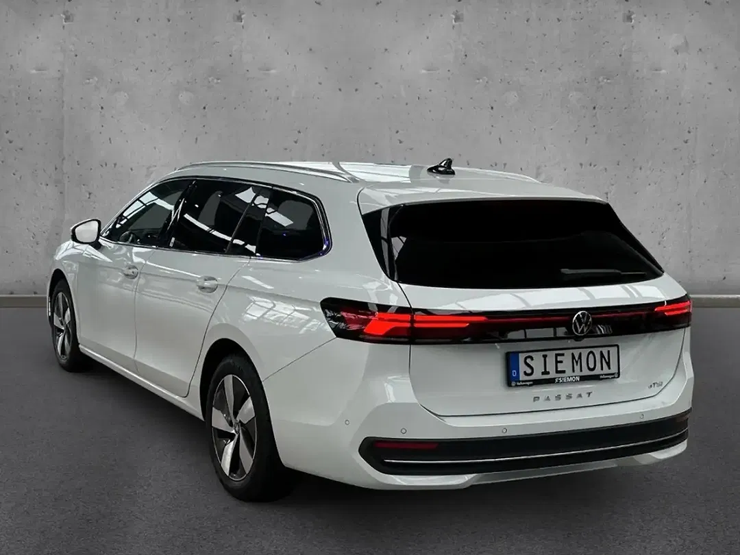 Volkswagen Passat - Thumbnail 3