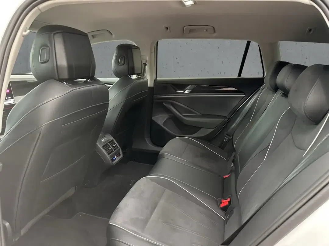 Volkswagen Passat - Thumbnail 8