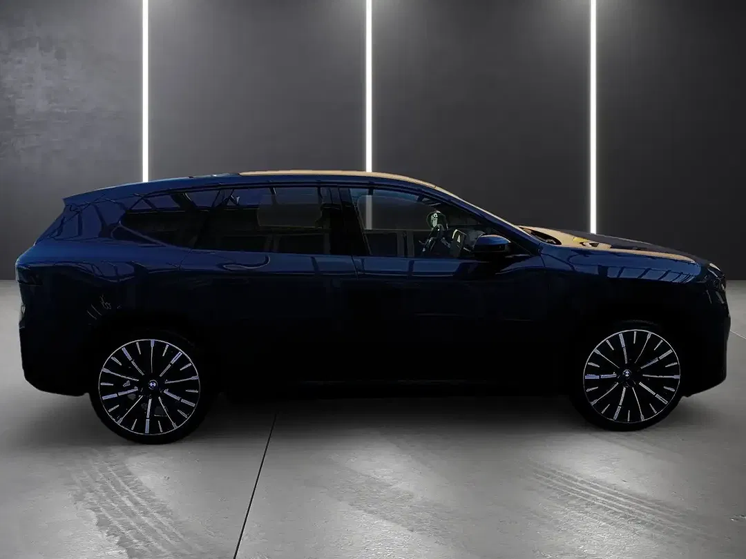 BMW iX3 - Thumbnail 3