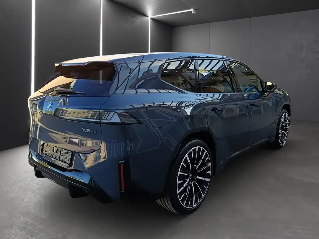 BMW iX3 - Thumbnail 4