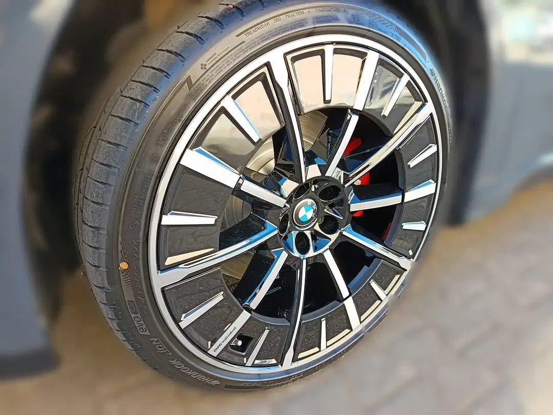 BMW iX3 - Thumbnail 9