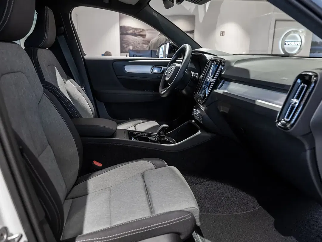Volvo XC40 - Thumbnail 2