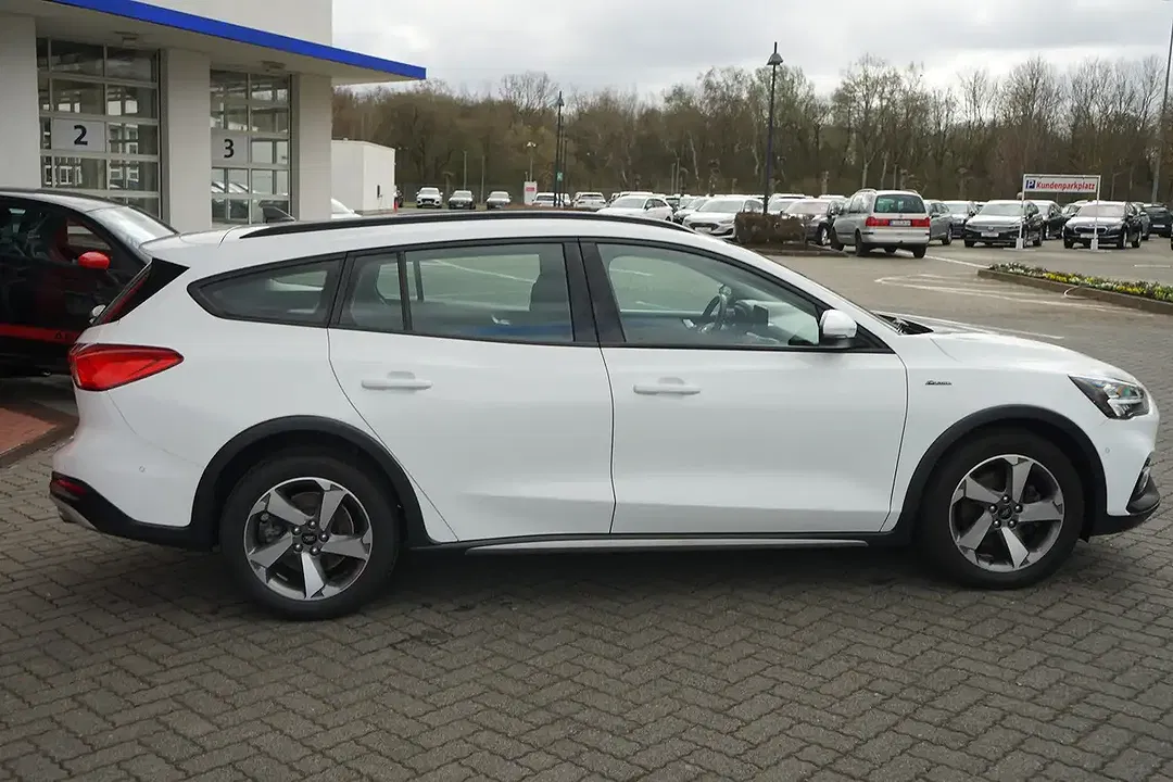 Ford Focus - Thumbnail 4