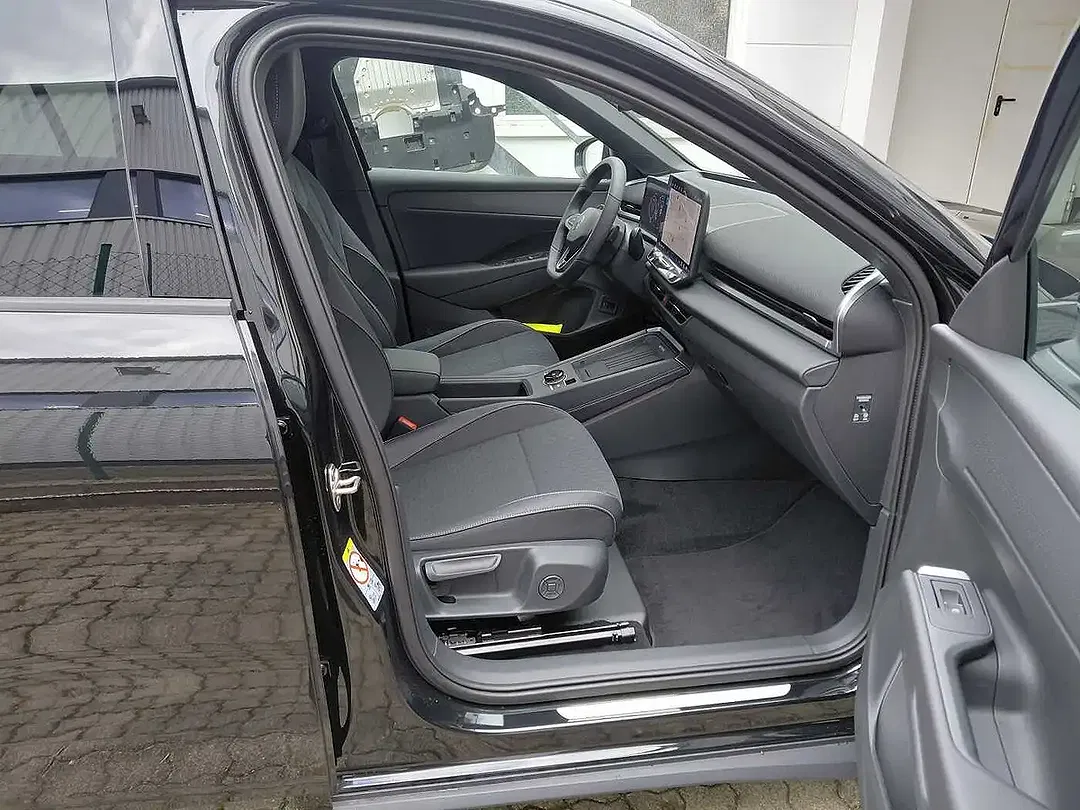 Volkswagen T-Roc - Thumbnail 3