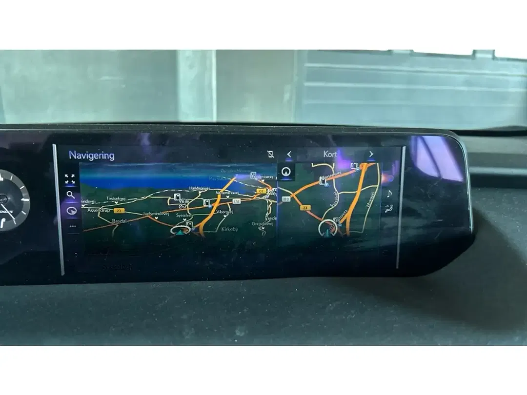 Lexus UX 300e - Thumbnail 9