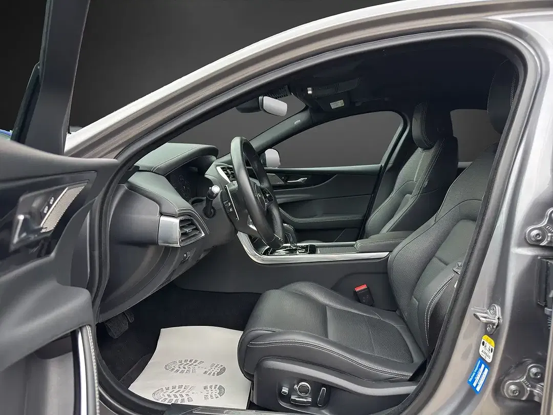 Jaguar XE - Thumbnail 12