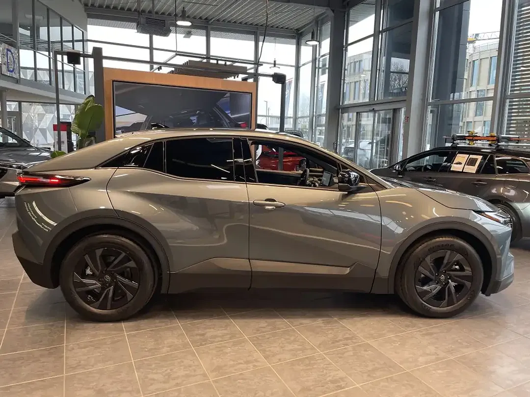 Toyota C-HR - Thumbnail 3