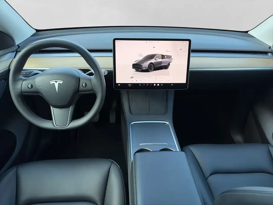 Tesla Model Y - Thumbnail 10