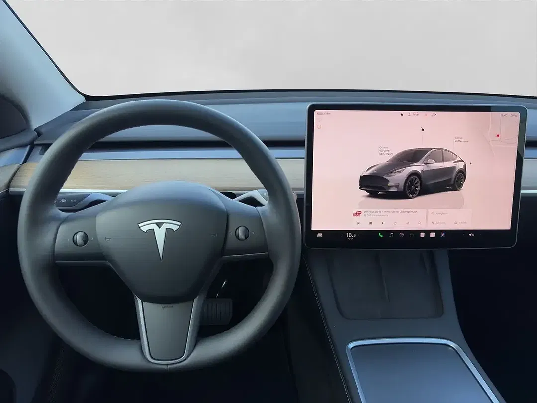 Tesla Model Y - Thumbnail 13